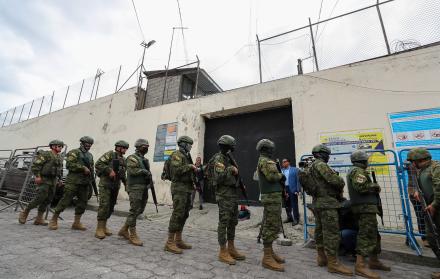 Soldados ecuatorianos se aprestan a ingresar a la cárcel del Inca tras un amotinamiento de presos, en Quito (Ecuador)
