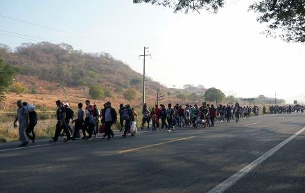 Caravana migrante sufre el fuerte clima del sur de México y pide corredor humanitario
