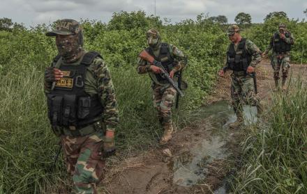 Miembros de la policía de Perú en la frontera de Perú