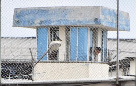 Militares y policías permanecen en los exteriores de la cárcel de Machala.