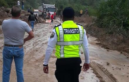 En el kilómetro 99 de la vía Cuenca- Girón- Pasaje, sector Tendales, está cerrado el paso por un derrumbe.
