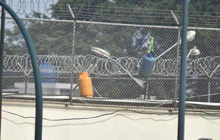 Los privados de libertad colocaron tanques de gas en los alrededores de la cárcel de Machala.