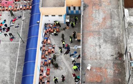Los policías y militares tomaron el control absoluto de la cárcel de Ambato la tarde del sábado 13 de enero.