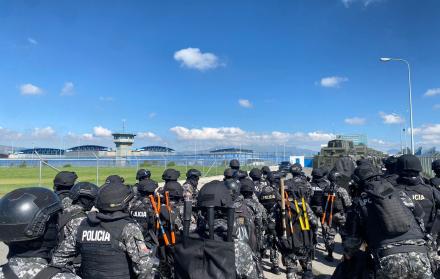 Alrededor de 758 policías de grupos élite de la Policía Nacional acompañados de militares y tanquetas están a la espera de la orden