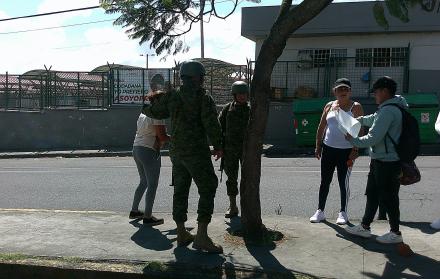 Familiares de PPL esperaban con boletas de libertad a que salgan sus seres queridos.