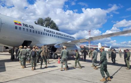 Militares de Ecuador subiendo a Ecuador
