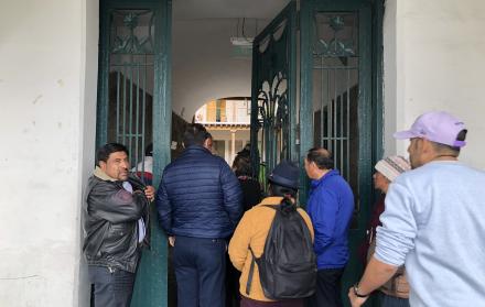Familiares de personas detenidas conversaron con el gobernador de Cotopaxi.