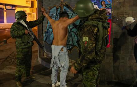 Militares ecuatorianos en un operativo de control de armas por las calles de la capital de Ecuador, en una fotografía de archivo