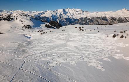 Un gigantesco dibujo en la nieve de Greenpeace protesta contra las ideas del Foro de Davos