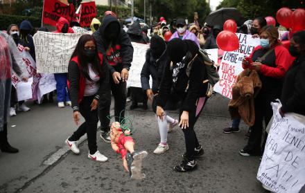 Un grupo de trabajadoras sexuales marchan en contra de la extorsión policial en Bolivia