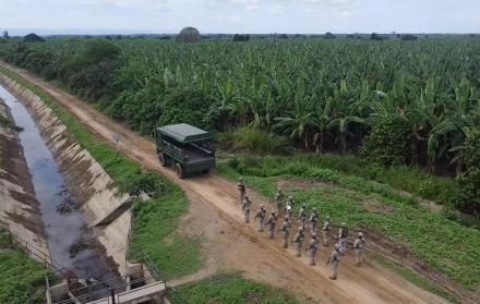 Soldados del Ejército de Perú patrullan la zona fronteriza con Ecuador, en la provincia de Zarumilla, departamento de Tumbes (Perú).