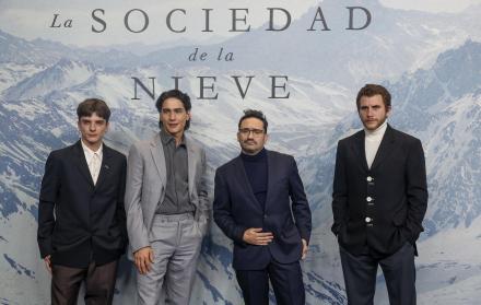 Miembros del equipo de la película “La sociedad de la nieve” posan durante el estreno del largometraje, del director J.A. Bayona