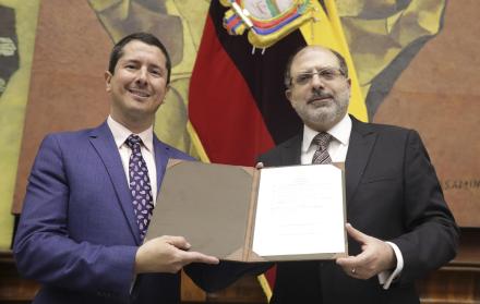 Detalle. El presidente de la Asamblea, Henry Kronfle, y el periodista Jorge Luis Caldearon durante la entrega del reconocimiento.