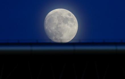 Vista de la luna llena desde el Estadio Internacional de Yokohama, Japón, en una imagen de archivo