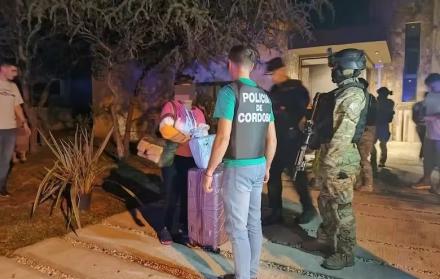 En esta foto del Diario La Nación, se observa a las fuerzas militares y policiales intervenir el lugar y hacer las pericias del caso.