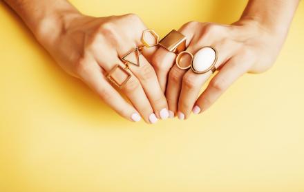 manos de mujer con anillos