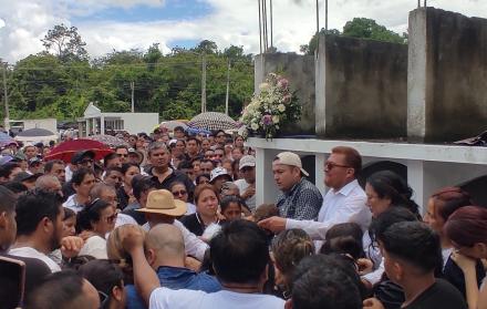 Varias personas se dieron cita para darle el último adiós al fiscal César Suárez.