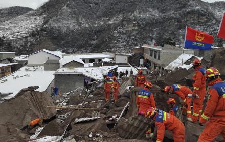 Aumentan a 7 los fallecidos tras corrimiento de tierra que dejó 47 enterrados en China