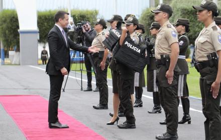 El presidente Daniel Noboa durante la entrega de equipos de seguridad a las fuerzas policiales.