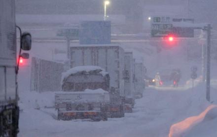 Fuertes nevadas en el centro de Japón bloquean carreteras y paralizan vuelos y trenes