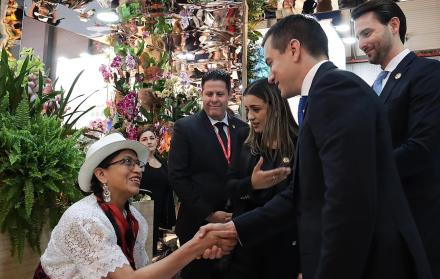 Visita. El presidente durante su llegada al stand de Ecuador, en España.