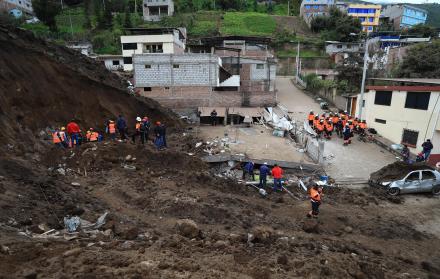 Rescatistas trabajan en la búsqueda de víctimas de un alud, en Alausí (Ecuador), en una fotografía de archivo.
