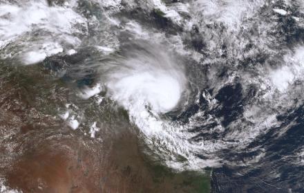 La inminente llegada del ciclón Kirrily cierra escuelas y cancela vuelos en Australia