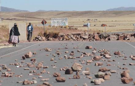 El Gobierno de Bolivia denuncia que 23 policías fueron heridos por gente que bloquea rutas