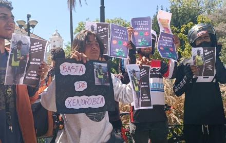 El grupo de deliverys protestó frente a la Gobernación del Azuay.