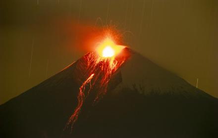Vista de la actividad eruptiva del volcán Sangay, en una fotografía de archivo.