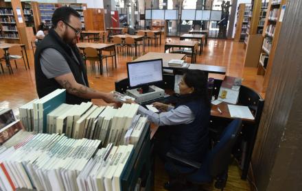 Lectura. Las obras de Eugenio Espejo y Federico González Suárez son las más solicitadas por los usuarios de la Red Metropolitana de Bibliotecas.
