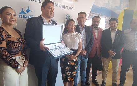 Cristian Zamora, alcalde de Cuenca, y representantes del sector turístico presentaron el certificado recibido en España.