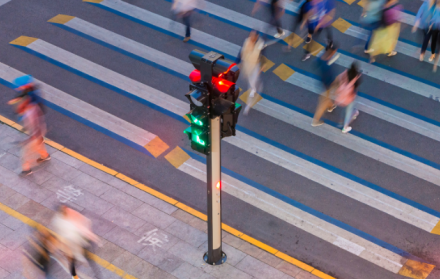 Nuevos semáforos inteligentes y señalización para la ciudad.