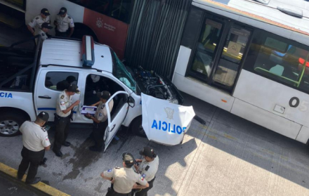La camioneta de la Policía se impactó con una unidad del Trolebús, en Quito.