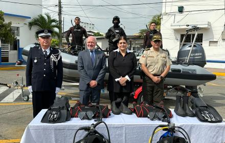 La ministra Mónica Palencia recibió los equipos entregados por Francia, para la seguridad de Ecuador.