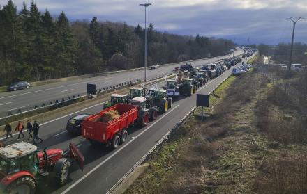 Los agricultores franceses amenazan con una larga protesta para 