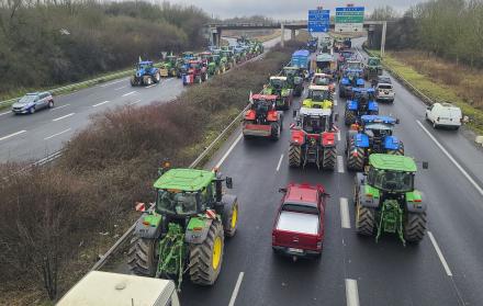Los principales sindicatos de agricultores franceses piden que se levanten los bloqueos