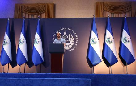 El presidente salvadoreño, Nayib Bukele, habla durante una conferencia de prensa, hoy en un hotel capitalino en San Salvador (El Salvador).