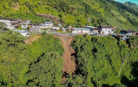 Tres deslizamientos de tierra se registran en la vía Latacunga- La Maná.