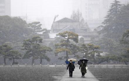Las fuertes nevadas en Tokio y el centro de Japón causan la cancelación de vuelos y autopistas cerradas