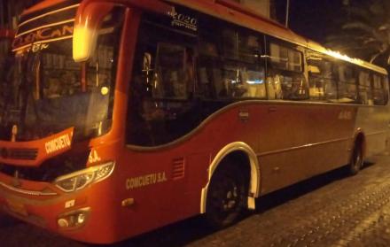 El conductor de un bus urbano invadió carril y se impactó contra un vehículo de la zona.