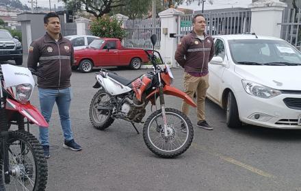 Los indicios que se presentaron sin un vehículos, dos motos, dos armas de fuego y municiones.