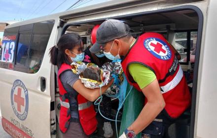 Rescatan a un bebé y a una niña de 3 años tres días después de un alud en Filipinas