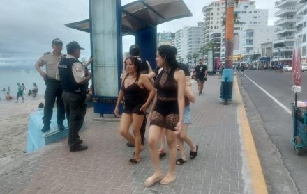 Los turistas llegan a las playas peninsulares.