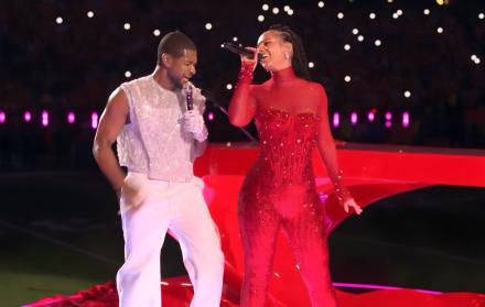 Usher junto a Alicia Keys interpretando 'My Boo'.