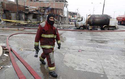 Un gran incendio en un almacén químico llena de humo un distrito de Lima y causa un herido