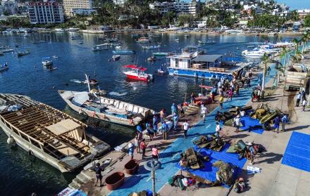 Acapulco celebra torneo de pesca de basura para limpiar su mar tras golpe del huracán Otis
