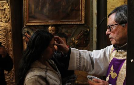 Los devotos católicos acudieron a las iglesias de Quito para recibir la imposición de la cruz, por el Miércoles de Ceniza.