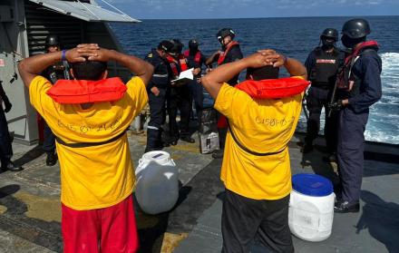 Una lancha cargada con unas dos toneladas de cocaína fue capturada por la Armada de Ecuador.