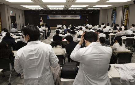 Miles de médicos en prácticas desafían las reformas del Gobierno surcoreano